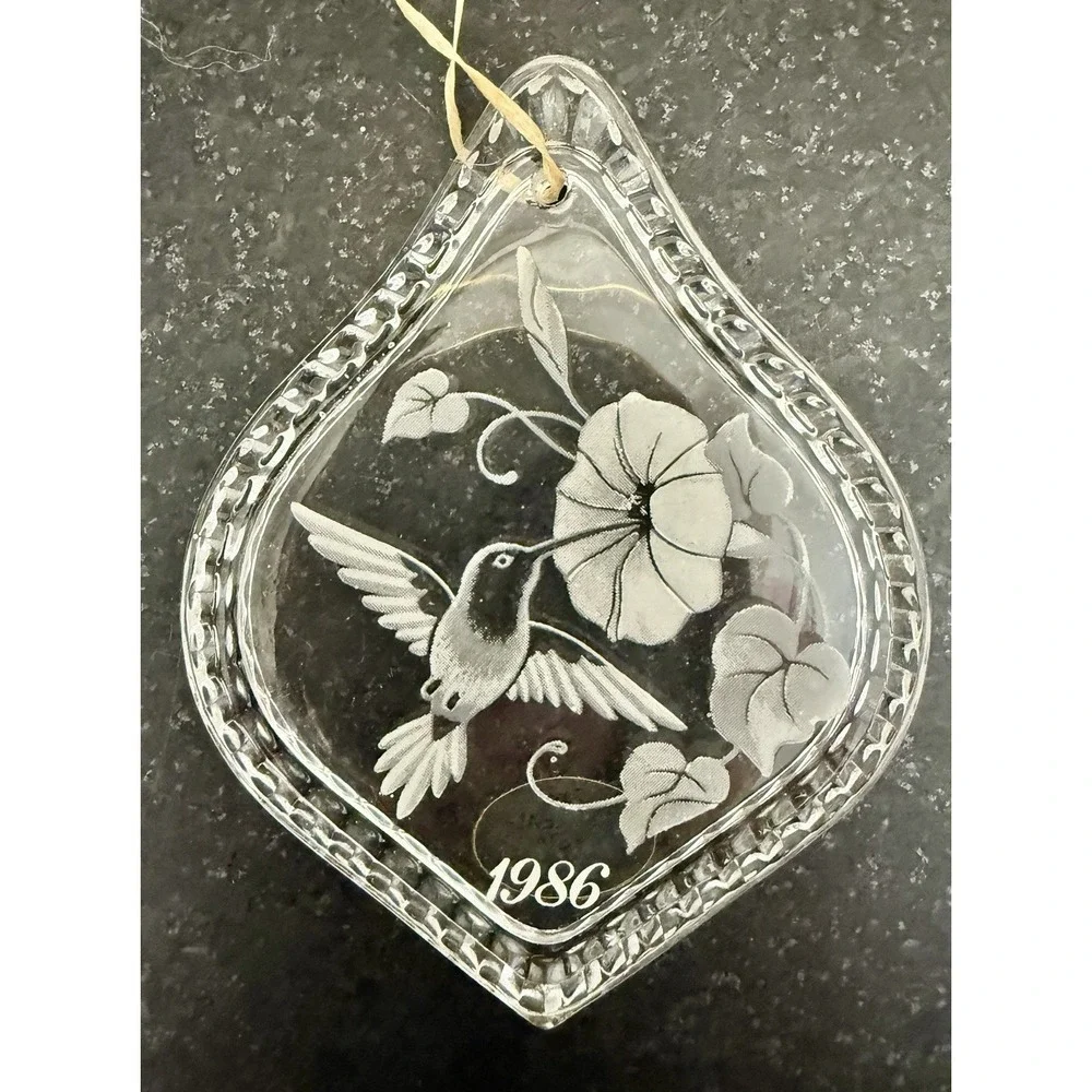 Avon Hummingbird Flower Etched Crystal Bird Ornament Dated 1986 3.5